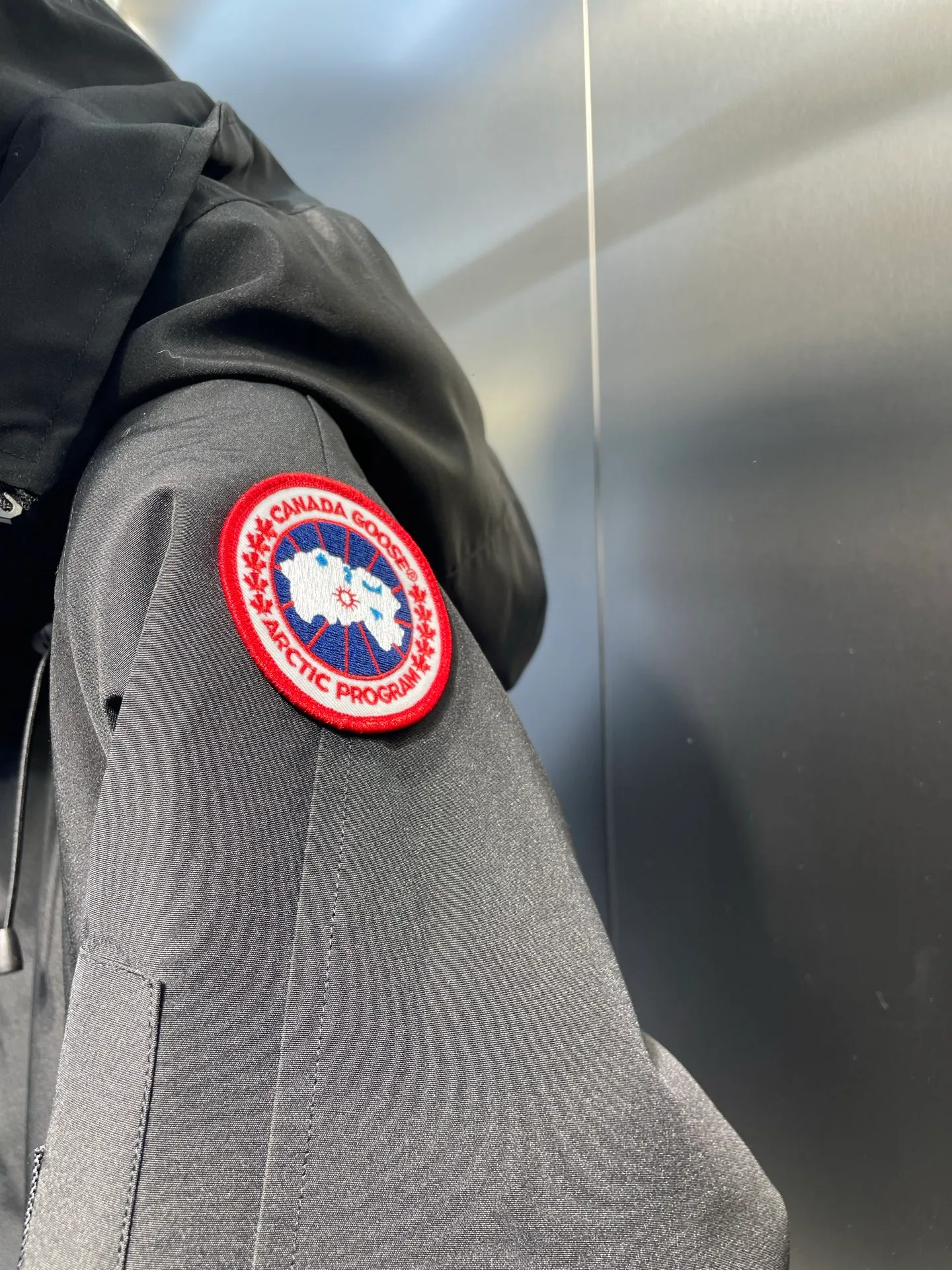 P780 high-end version Canada Goose Canada Goose #Chilliwack 7999M bomber jacket short down jacket/01 model #Men and Women Same Style# ➖ Genuine synchronous anti-counterfeiting chip sensor! ➖ Imported 21S polyester-cotton blended original fabric [last year’s 16S/18S hard fabrics have been completely eliminated, this year all use 21S genuine synchronous fabrics, the soft mid-strap feels delicate and textured], genuine synchronous Feather-Light 10D waterproof coating fabric, made of 84.5 polyester fiber and 15.5 cotton, 100% the best feel in the entire network! ➖ The genuine official website is synchronized with the national standard 80 white duck down, you can check the official website customer service, there will never be a series of misleading claims such as 90 down or goose down! ➖ Using the best nylon lining with double double-layer sealing design, velvet-proof No. 7 needle + grid-filled down ready-made garments, there is 100% no so-called velvet running! ➖ The cuffs are designed with thickened seamless threads, and the collar and pockets are lined with top-quality polar fleece to keep you warm and comfortable! ➖ Yoshida YKK provides original custom-made electroplated sliders. YKK two-way lockable zippers are tight and smooth and will not peel off paint! ➖ 3M composite guarantees that the Velcro is the same as the original, durable, and all accessories and hardware are custom-made! ➖ Imported BEHRINGER embroidery machine to customize the 10,000-needle embroidery logo, 98% of which can be reproduced to restore the original logo. You can check and compare on the official website! ➖ The fur collars are all made of large pieces of Western Canadian blue wolf hide, ensuring that each fur collar is 13-15cm wide!   Size:XS-XXL